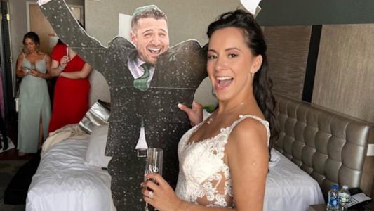 Se casó con su novio y festejó con un cartón - #FlashChat