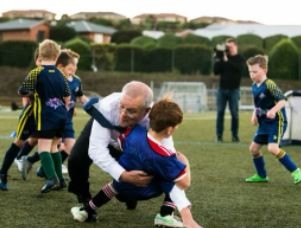 Video: El primer ministro de Australia "aplastó" a un niño en un partido