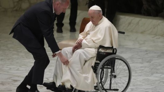 Tequila, receta del papa Francisco para su dolor de rodilla