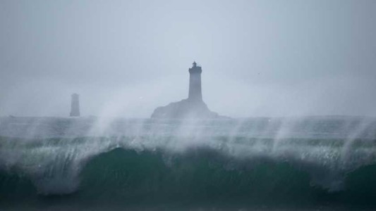 "Fueron arrastrados hacia el mar": una pareja y su hijo murieron al caerles una ola cuando pescaban