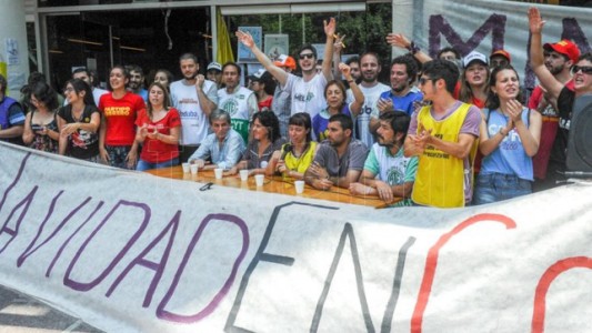 El Gobierno propuso mantener a los becarios en 2017 y una asamblea evalúa levantar la protesta