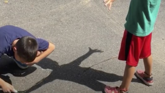 Amenazó de muerte con un arma a dos nenes porque jugaban en la vereda frente a su casa