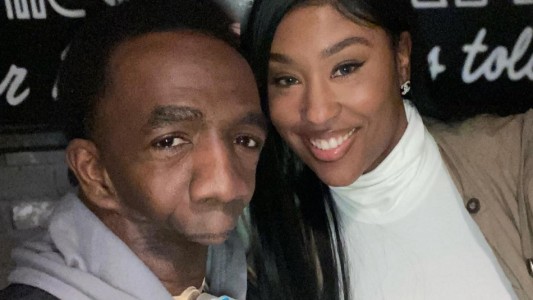 "Sigo siendo una persona que tiene corazón, sentimientos y cerebro": la historia de amor del hombre que nació sin mandíbula