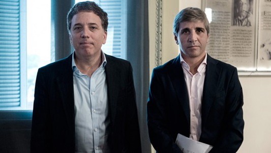 Macri le toma juramento a Dujovne y Caputo como ministros