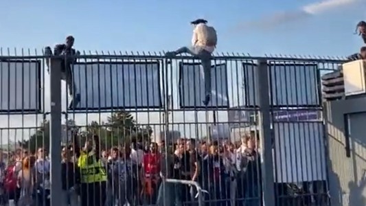 Disturbios en la final de la Champions: así se colaban los hinchas al partido del Real Madrid y el Liverpool