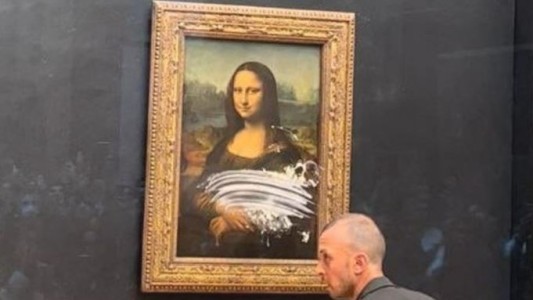 Atacaron el cuadro de La Gioconda en el Louvre: le arrojaron un tortazo