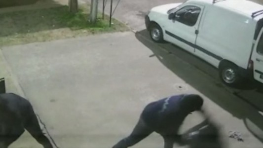 Video: delincuentes hicieron un pasamanos y vaciaron un local de ropa en un minuto