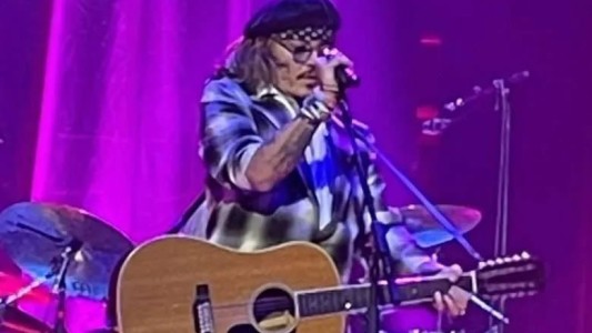 Johnny Depp tocó la guitarra en un recital mientras espera el veredicto del juicio con Amber Heard