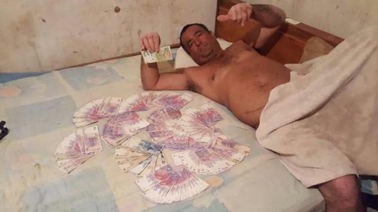 Concejal de Misiones publicó esta polémica foto desnudo y rodeado de dinero