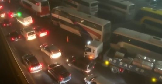Demoras en la autopista Buenos Aires-La Plata por una protesta de choferes de micros