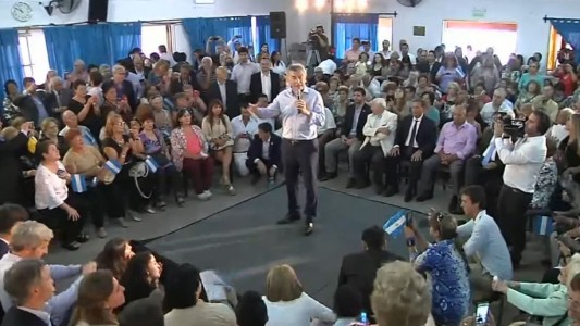 Tras la marcha atrás en el ajuste de la movilidad, Macri visitó un centro de jubilados