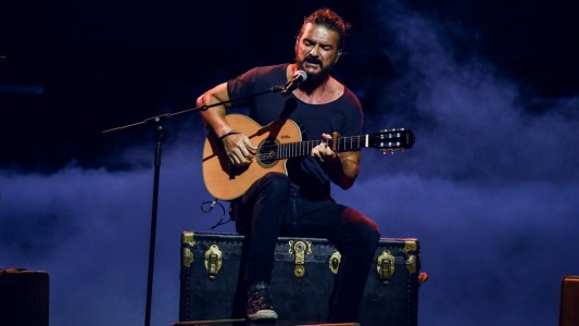 Una fan se desnudó en un show de Arjona: la reacción del cantante