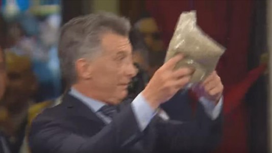 ¿Qué tenía el paquete que recibió Macri al terminar su discurso en el Congreso?