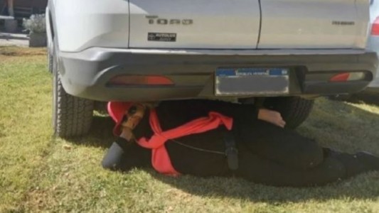 Elisa Carrió reeditó su meme más viral: publicó una foto acostada debajo de las ruedas de un auto