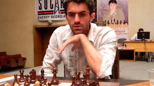 Gran maestro de ajedrez iba al baño para hacer trampa