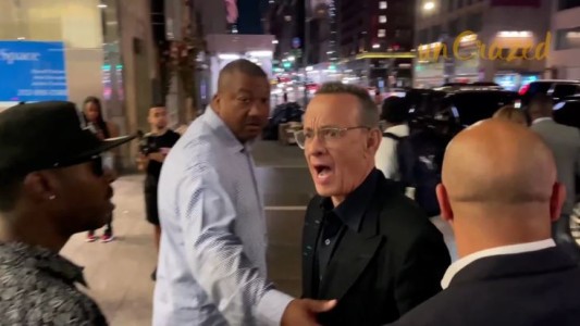 La furiosa reacción de Tom Hanks con un fan que empujó a su esposa