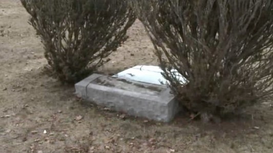 Murió aplastado por la lápida de su suegra