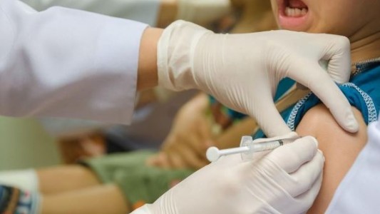 Estados Unidos autorizó las vacunas contra el coronavirus de Pfizer y Moderna para bebés a partir de los seis meses