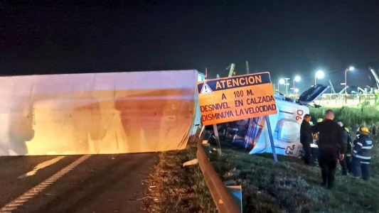 Un camión perdió el control en la Panamericana, se cruzó de mano y volcó: un muerto