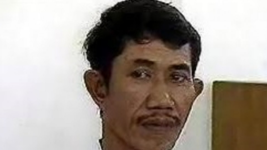 La historia del chamán asesino de Indonesia que mató 42 mujeres y niñas: las enterraba hasta la cintura