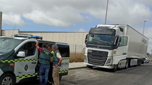 Detuvieron a un camionero por la muerte de un hombre al que llevó colgando del retrovisor durante 3 kilómetros
