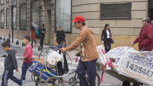 Una familia tipo necesitó ingresos por $100.000 para no ser pobre