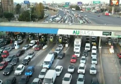 Protesta de camiones y corte de tránsito en la autopista Buenos Aires-La Plata