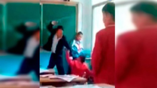Un profesor golpeó con una correa a un alumno que le hacía bullying a un compañero