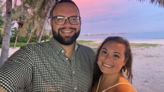 Fue al médico por un dolor de espalda y tres semanas después murió por un extraño cáncer: no pudo conocer a su hija