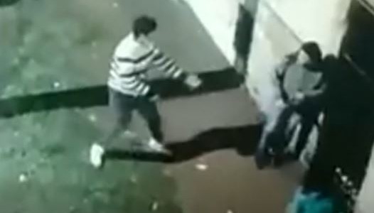 Video: Motochorro lo baleó para robarle el celular