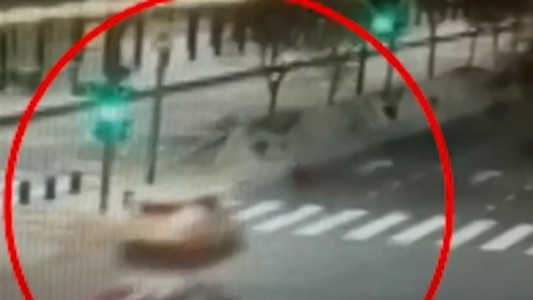Video: detenido tras atropellar a un hombre que cruzaba mal la avenida 9 de Julio