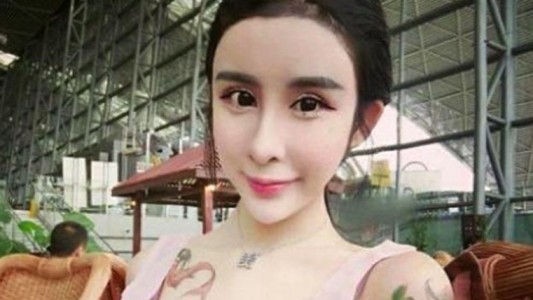 Tiene 15 años y se hizo innumerables cirugías para volver con su ex