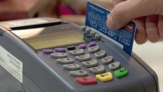 El Gobierno aumenta 69% el reintegro para compras con tarjeta de débito de sectores vulnerados