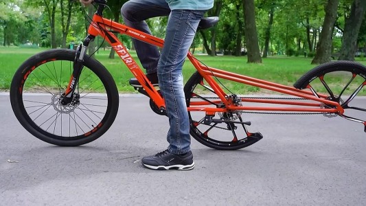 Video viral: el hombre que inventó la bicicleta que funciona con la rueda de atrás partida al medio