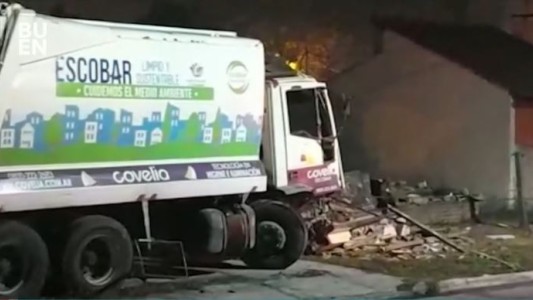 Un camión de residuos se incrustó contra una vivienda en Escobar
