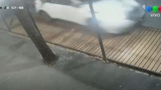 Video: Chocó el deck de un café en la calle