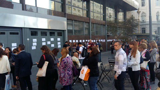 El INDEC despidió a 80 trabajadores y los empleados hacen cola para ingresar