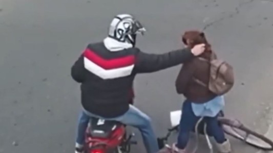 Un motochorro agarró de los pelos a una maestra jardinera para robarle - #REC