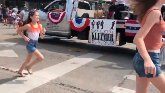 El nene de 2 años que sobrevivió al tiroteo de Chicago protegido por los cuerpos de sus padres muertos