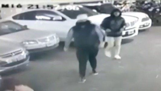 Rosario: golpearon al sereno de una cochera y se robaron cinco autos