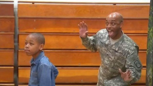 Video: un soldado volvió de la guerra y sorprendió a su hijo colándose en la foto del colegio