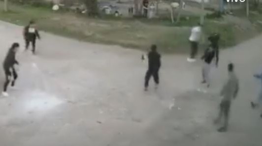 Video: Padres se enfrentaron con chicos de 13 años