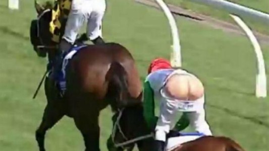 El jockey que perdió sus pantalones, mostró la cola, pero igual pudo terminar la carrera