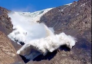 Un turista capta una impresionante avalancha de nieve en Kirguistán