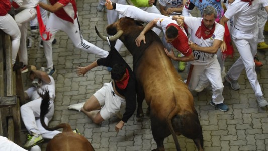 San Fermín: tres personas corneadas en el quinto encierro de toros