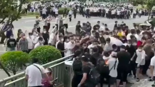Escándalo y protestas en China por un "corralito"