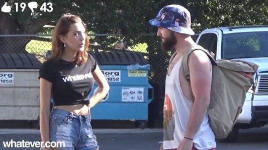 El experimento de la chica que encara es furor en YouTube