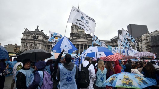 Docentes realizaron "abrazo simbólico" frente al Congreso y advirtieron que el Gobierno "tiene miedo al debate"