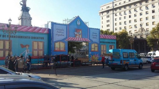 Los docentes instalan la "carpa itinerante" frente al Congreso