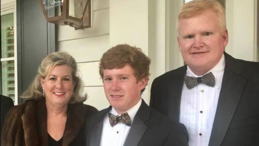 Abogado pidió a un excliente que lo matara pero sobrevivió: comenzaron a investigarlo y ahora lo acusan de asesinar a su esposa e hijo